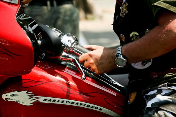 Comment installer un kit de protection de chaîne pour une moto tout-terrain?