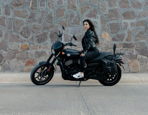 Quels équipements sont nécessaires pour transformer un van en atelier mobile?