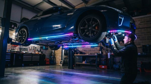 Comment installer un système d'éclairage LED sous le châssis d'une voiture pour un effet visuel saisissant?